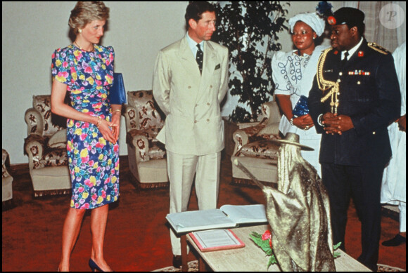 En tout cas, cela s'annonce aussi inoubliable ! 
Lady Diana et le prince Charles en visite au Nigeria