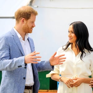 Le prince Harry, duc de Sussex, et Meghan Markle, duchesse de Sussex, visite l'association "Yes" (Youth Employment Service) qui oeuvre pour résoudre le problème du chômage des jeunes en Afrique du Sud. Johannesburg, le 2 octobre 2019.  Prince Harry and Meghan Markle, Duke and Duchess of Sussex, during a visit to a township to learn about Youth Employment Services (YES), which aims to tackle the critical issue of youth unemployment in South Africa by creating one million new work opportunities in the next three years 