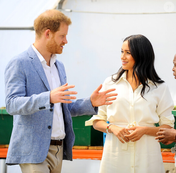 Le prince Harry, duc de Sussex, et Meghan Markle, duchesse de Sussex, visite l'association "Yes" (Youth Employment Service) qui oeuvre pour résoudre le problème du chômage des jeunes en Afrique du Sud. Johannesburg, le 2 octobre 2019.  Prince Harry and Meghan Markle, Duke and Duchess of Sussex, during a visit to a township to learn about Youth Employment Services (YES), which aims to tackle the critical issue of youth unemployment in South Africa by creating one million new work opportunities in the next three years 