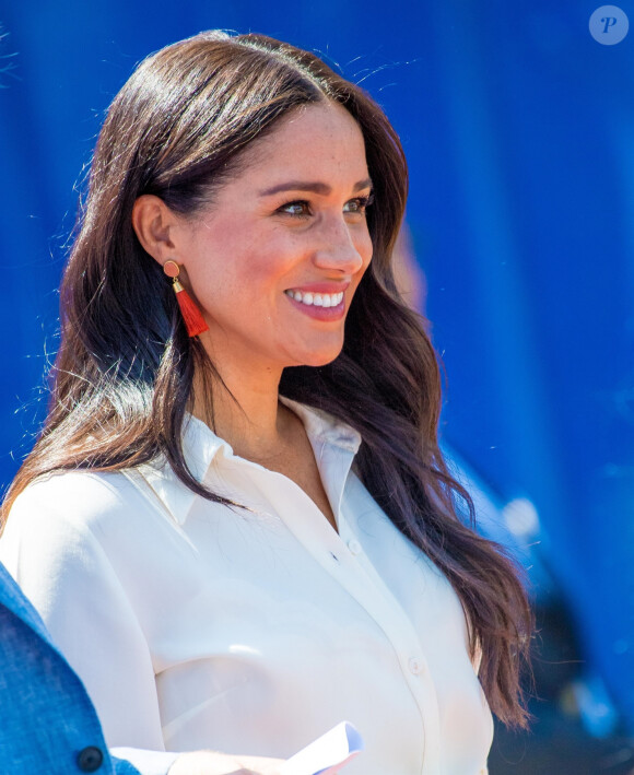 Le prince Harry, duc de Sussex, et Meghan Markle, duchesse de Sussex, visite l'association "Yes" (Youth Employment Service) qui oeuvre pour résoudre le problème du chômage des jeunes en Afrique du Sud. Johannesburg, le 2 octobre 2019.  Prince Harry and Meghan Markle, Duke and Duchess of Sussex, during a visit to a township to learn about Youth Employment Services (YES), which aims to tackle the critical issue of youth unemployment in South Africa by creating one million new work opportunities in the next three years 