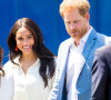 Il va en effet partir en Afrique avec sa femme Meghan. 
Le prince Harry, duc de Sussex, et Meghan Markle, duchesse de Sussex, visite l'association "Yes" (Youth Employment Service) qui oeuvre pour résoudre le problème du chômage des jeunes en Afrique du Sud. Johannesburg, le 2 octobre 2019. 