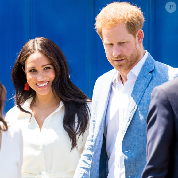 Il va en effet partir en Afrique avec sa femme Meghan. 
Le prince Harry, duc de Sussex, et Meghan Markle, duchesse de Sussex, visite l'association "Yes" (Youth Employment Service) qui oeuvre pour résoudre le problème du chômage des jeunes en Afrique du Sud. Johannesburg, le 2 octobre 2019. 