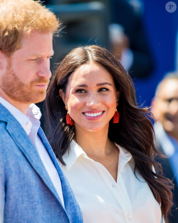 Le prince Harry, duc de Sussex, et Meghan Markle, duchesse de Sussex, visite l'association "Yes" (Youth Employment Service) qui oeuvre pour résoudre le problème du chômage des jeunes en Afrique du Sud. Johannesburg, le 2 octobre 2019.  Prince Harry and Meghan Markle, Duke and Duchess of Sussex, during a visit to a township to learn about Youth Employment Services (YES), which aims to tackle the critical issue of youth unemployment in South Africa by creating one million new work opportunities in the next three years 