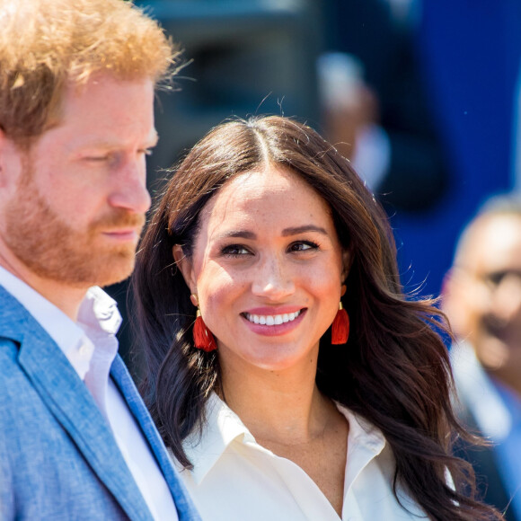 Le prince Harry, duc de Sussex, et Meghan Markle, duchesse de Sussex, visite l'association "Yes" (Youth Employment Service) qui oeuvre pour résoudre le problème du chômage des jeunes en Afrique du Sud. Johannesburg, le 2 octobre 2019.  Prince Harry and Meghan Markle, Duke and Duchess of Sussex, during a visit to a township to learn about Youth Employment Services (YES), which aims to tackle the critical issue of youth unemployment in South Africa by creating one million new work opportunities in the next three years 