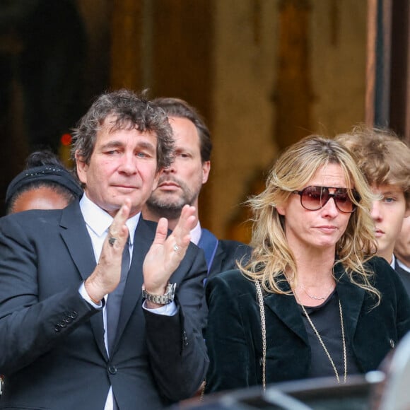 Pierre Rambaldi, Sarah Poniatowki, Tess Rambaldi (fille de Marie Poniatowski et petite-fille du défunt) - Sorties des obsèques du prince Jean-Stanislas Poniatowski en l'Eglise polonaise à Paris, France, le 29 avril 2024. © Jacovides-Moreau/Bestimage 