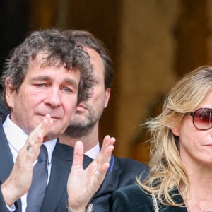 Pierre Rambaldi, Sarah Poniatowki, Tess Rambaldi (fille de Marie Poniatowski et petite-fille du défunt) - Sorties des obsèques du prince Jean-Stanislas Poniatowski en l'Eglise polonaise à Paris, France, le 29 avril 2024. © Jacovides-Moreau/Bestimage 