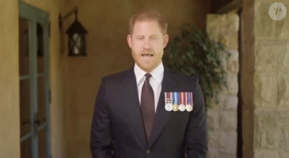 Le prince Harry, duc de Sussex, a honoré son amie le sergent de première classe Elizabeth Marks, en lui remettant le prestigieux prix du soldat de l'année du Military Times, en vidéo 