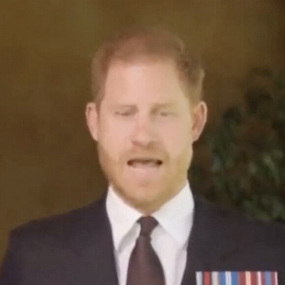 Le prince Harry, duc de Sussex, a honoré son amie le sergent de première classe Elizabeth Marks, en lui remettant le prestigieux prix du soldat de l'année du Military Times, en vidéo 