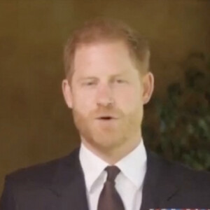 Le prince Harry, duc de Sussex, a honoré son amie le sergent de première classe Elizabeth Marks, en lui remettant le prestigieux prix du soldat de l'année du Military Times, en vidéo 