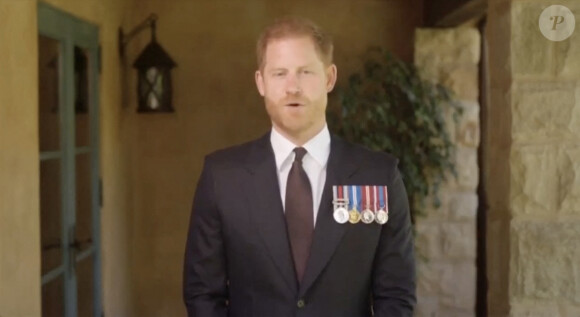 Le prince Harry, duc de Sussex, a honoré son amie le sergent de première classe Elizabeth Marks, en lui remettant le prestigieux prix du soldat de l'année du Military Times, en vidéo 
