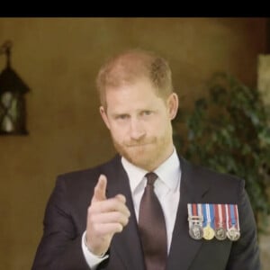 Le prince Harry, duc de Sussex, a honoré son amie le sergent de première classe Elizabeth Marks, en lui remettant le prestigieux prix du soldat de l'année du Military Times, en vidéo. Los Angeles, le 26 avril 2024. 