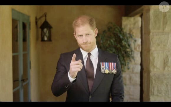 Le prince Harry, duc de Sussex, a honoré son amie le sergent de première classe Elizabeth Marks, en lui remettant le prestigieux prix du soldat de l'année du Military Times, en vidéo. Los Angeles, le 26 avril 2024. 