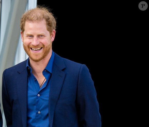 Pour fêter les 10 ans des Invictus Games qu'il a lancés en 2014 dans la capitale anglaise
Le roi Willem-Alexander des Pays-Bas reçu par Le prince Harry, duc de Sussex, aux "Invictus Games" à La Haye, le 22 avril 2022. Ils ont assisté à une compétition de basket ball handisport. 