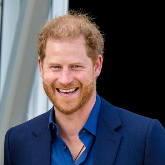 Pour fêter les 10 ans des Invictus Games qu'il a lancés en 2014 dans la capitale anglaise
Le roi Willem-Alexander des Pays-Bas reçu par Le prince Harry, duc de Sussex, aux "Invictus Games" à La Haye, le 22 avril 2022. Ils ont assisté à une compétition de basket ball handisport. 