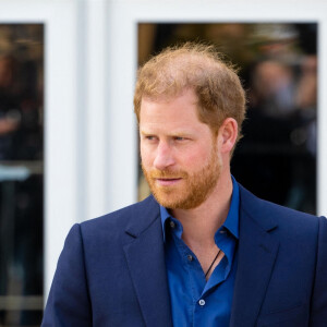 Le roi Willem-Alexander des Pays-Bas reçu par Le prince Harry, duc de Sussex, aux "Invictus Games" à La Haye, le 22 avril 2022. Ils ont assisté à une compétition de basket ball handisport. 