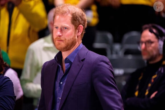 Être seul pour un si bel anniversaire, voilà qui est bien triste.
Le roi Willem-Alexander des Pays-Bas reçu par Le prince Harry, duc de Sussex, aux "Invictus Games" à La Haye, le 22 avril 2022. Ils ont assisté à une compétition de basket ball handisport. 