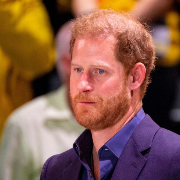 Être seul pour un si bel anniversaire, voilà qui est bien triste.
Le roi Willem-Alexander des Pays-Bas reçu par Le prince Harry, duc de Sussex, aux "Invictus Games" à La Haye, le 22 avril 2022. Ils ont assisté à une compétition de basket ball handisport. 