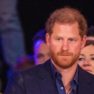 Le roi Willem-Alexander des Pays-Bas reçu par Le prince Harry, duc de Sussex, aux "Invictus Games" à La Haye, le 22 avril 2022. Ils ont assisté à une compétition de basket ball handisport. 