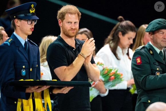 Le prince Harry assiste aux matchs de rugby en chaise roulante, au cinquième jour des Invictus Games 2020 à La Haye, le 20 avril 2022. 