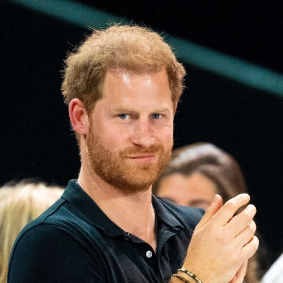 Le prince Harry assiste aux matchs de rugby en chaise roulante, au cinquième jour des Invictus Games 2020 à La Haye, le 20 avril 2022. 