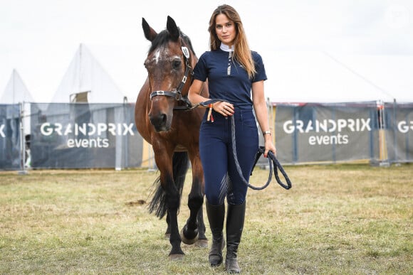 Grâce à son métier, elle a pu s'offrir ce dont elle a toujours rêvé : un cheval.
Rendez-vous avec l'actrice Constance Gay et son cheval Napango du Chatenet pendant le Jumping "Chantilly Classic" à Chantilly, France, le 13 juillet 2023. © Matthieu Mirville/Bestimage