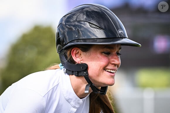 En effet, la jeune femme est surtout passionnée d'équitation.
Constance Gay en selle sur Napango du Chatenet pendant le Jumping "Chantilly Classic" à Chantilly, France, le 12 juillet 2023. © Matthieu Mirville/Bestimage