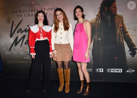 Dès qu'elle en a l'occasion, elle passe du temps avec son cheval baptisé Isco.
Dorcas Coppin, Constance Gay et Anne Serra à l'avant-première du film "Vaincre ou Mourir" à l'UGC Normandie à Paris le 10 janvier 2023 . © Veeren/Bestimage