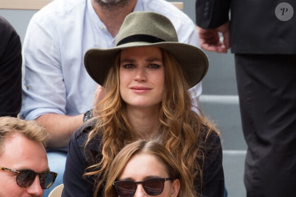 Constance Gay dans les tribunes lors des Internationaux de France de Tennis de Roland Garros 2022 à Paris le 29 mai 2022.