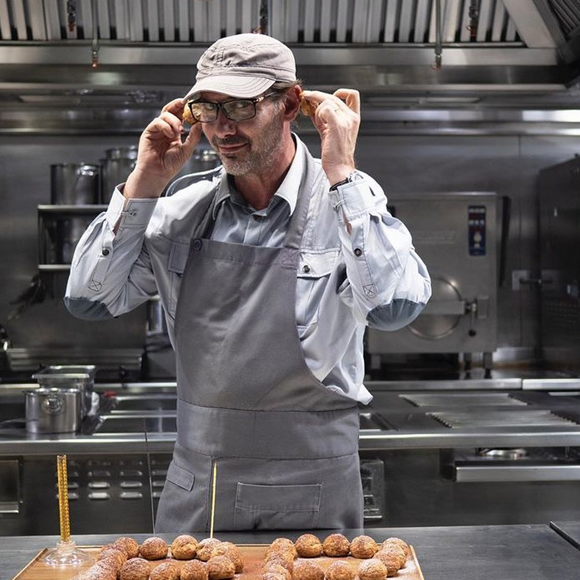 S'il est revenu en France pour les besoins du tournage, ce dernier vit principalement à l'autre bout du monde, à Shanghaï.
Paul Pairet est le nouveau juré de "Top Chef 2020".