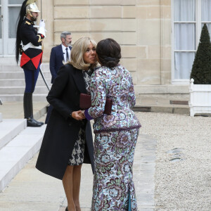 C'est par une accolade et une bise chaleureuse que Brigitte Macron a accueillie son homologue
Le président Emmanuel Macron et sa femme la Première Dame Brigitte Macron reçoivent son homologue le président de la République démocratique du Congo Félix Tshisekedi et sa femme la Première Denise Nyakeru Tshisekedi pour un déjeuner de travail au palais de l'Elysée à Paris, France, le 30 avril 2024. © Stéphane Lemouton/Bestimage 