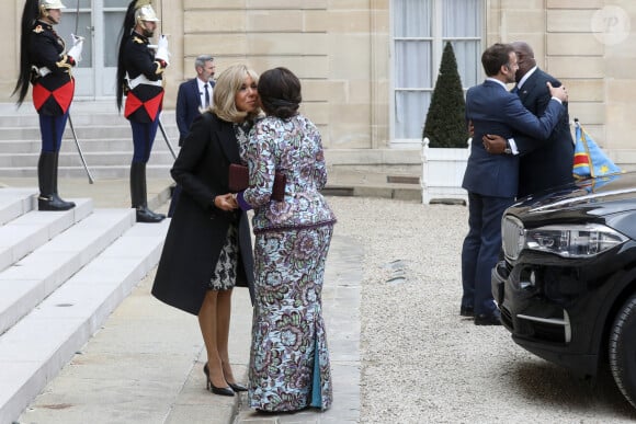 C'est par une accolade et une bise chaleureuse que Brigitte Macron a accueillie son homologue
Le président Emmanuel Macron et sa femme la Première Dame Brigitte Macron reçoivent son homologue le président de la République démocratique du Congo Félix Tshisekedi et sa femme la Première Denise Nyakeru Tshisekedi pour un déjeuner de travail au palais de l'Elysée à Paris, France, le 30 avril 2024. © Stéphane Lemouton/Bestimage 