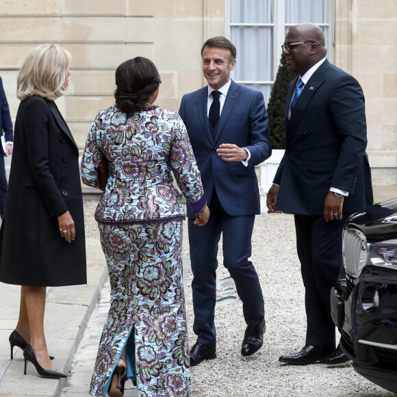 Les deux couples se sont salués avant de prendre la pose sur le haut des marches du parvis du palais de l'Elysée
Le président Emmanuel Macron et sa femme la Première Dame Brigitte Macron reçoivent son homologue le président de la République démocratique du Congo Félix Tshisekedi et sa femme la Première Denise Nyakeru Tshisekedi pour un déjeuner de travail au palais de l'Elysée à Paris, France, le 30 avril 2024. © Stéphane Lemouton/Bestimage 