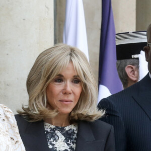 Le président Emmanuel Macron et sa femme la Première Dame Brigitte Macron reçoivent son homologue le président de la République démocratique du Congo Félix Tshisekedi et sa femme la Première Denise Nyakeru Tshisekedi pour un déjeuner de travail au palais de l'Elysée à Paris, France, le 30 avril 2024. © Stéphane Lemouton/Bestimage 