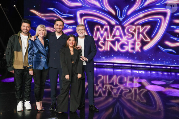 Kev Adams, Chantal Ladesou, Inès Reg, Laurent Ruquier et le présentateur Camille Combal -Photo officielle de "Mask Singer"