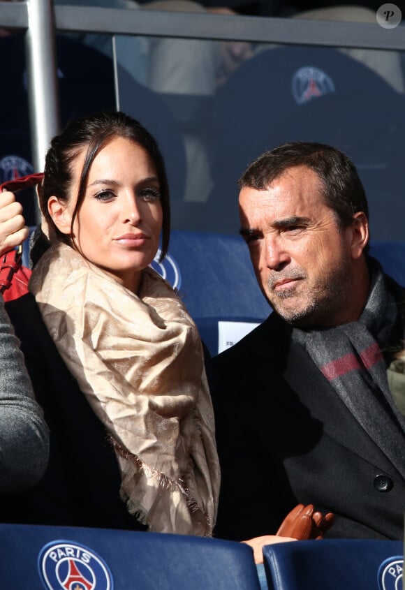 Arnaud Lagardère et sa femme Jade Foret (Lagardère) - People au match de de la ligue 1 entre le PSG et Evian au Parc des Princes à Paris le 18 janvier 2015. Le Psg à remporté le match sur le score de 4 buts à 2. Il y a eu une minute d'applaudissements pour les attentats de la semaine dernière "Ici, c'est Charlie"