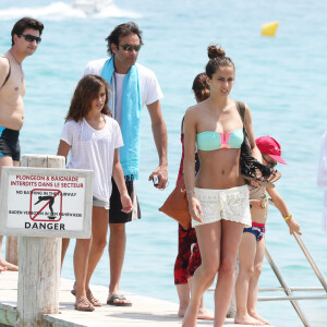 Anthony Delon et ses filles Loup et Liv reviennent d'une promenade en bateau et debarquent au Club 55 a Saint-Tropez. Le 9 juillet 2013 