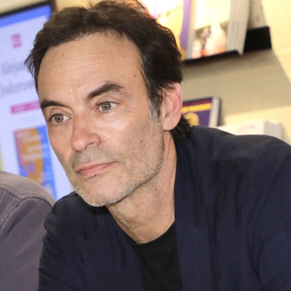 Invité dans l'émission Pascal Praud et vous sur Europe 1, Anthony Delon a évoqué un récent événement qui semble l'avoir beaucoup touché : le départ d'une de ses filles qui a emménagé dans son propre appartement.
Anthony Delon au Festival du Livre de Paris 2024 au Grand Palais Éphémère