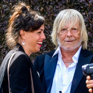 Renaud a passé la bague au doigt de Christine, qu'il surnomme affectueusement "Cerise" à la mairie du 14e arrondissement de Paris,
Le chanteur Renaud (Renaud Séchan) et sa compagne Cerise (de son vrai prénom Christine) - Mariage d'Hugues Aufray et de Murielle Mégevand à la mairie de Marly-Le Roy, France.