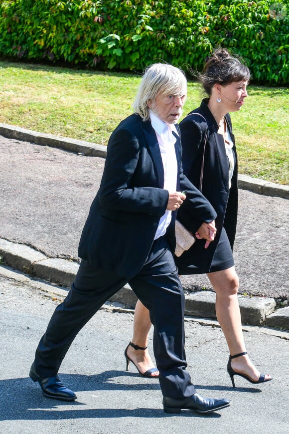 Pour ce grand jour, le chanteur de 71 ans a opté pour un costume 2 pièces bleu accessoirisé d'une fine cravate et de fleurs rouges à la boutonnière dont certaines couleur cerise.
Le chanteur Renaud (Renaud Séchan) et sa compagne Cerise (de son vrai prénom Christine) - Mariage d'Hugues Aufray et de Murielle Mégevand à la mairie de Marly-Le Roy, France, le 2 septembre 2023. 