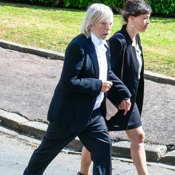 Pour ce grand jour, le chanteur de 71 ans a opté pour un costume 2 pièces bleu accessoirisé d'une fine cravate et de fleurs rouges à la boutonnière dont certaines couleur cerise.
Le chanteur Renaud (Renaud Séchan) et sa compagne Cerise (de son vrai prénom Christine) - Mariage d'Hugues Aufray et de Murielle Mégevand à la mairie de Marly-Le Roy, France, le 2 septembre 2023. 