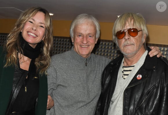 Exclusif - Romane Serda avec son ex-mari le chanteur Renaud (Renaud Séchan) posent avec Dave - People au concert de Dave à Bobino à Paris le 18 novembre 2019. © Coadic Guirec/Bestimage