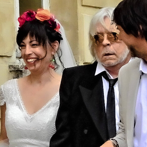 Heureux mariés, Renaud et son épouse Cerise ont échangé un doux baiser à leur sortie du Temple Protestant de Port Royal
Mariage du chanteur Renaud avec sa compagne Christine, qu'il aime appeler Cerise, en reference a ses boucles d'oreilles fetiches portees ce jour, et celui de leur rencontre. Sont presents famille(s), amis, musiciens, tel Alain Lanty, pianiste, avec qui il reprendra sa tournee 'Dans mes cordes' a l'automne.