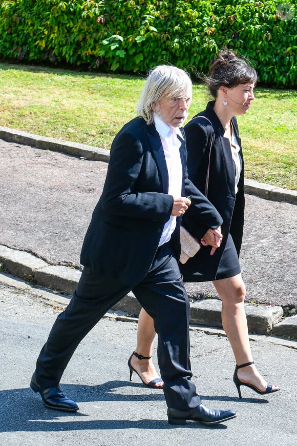 Le chanteur Renaud (Renaud Séchan) et sa compagne Cerise (de son vrai prénom Christine) - Mariage d'Hugues Aufray et de Murielle Mégevand à la mairie de Marly-Le Roy, France, le 2 septembre 2023. 