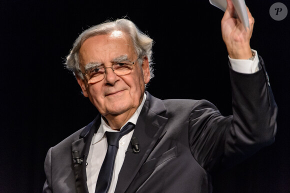 Bernard Pivot - "Souvenirs d'un gratteur de têtes", One-man-show de Bernard Pivot, humour et récit littéraire dans salle des fêtes de l'hôtel de ville de Saint-Mandé