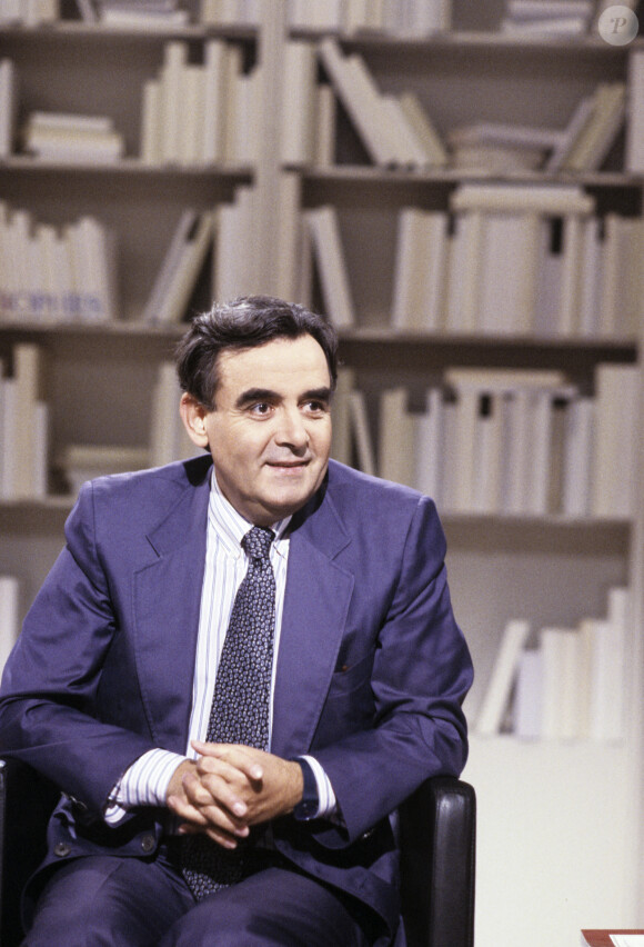 Bernard Pivot sur le plateau de l'émission "Apostrophe" le 25 septembre 1987 © Michel Croizard via Bestimage