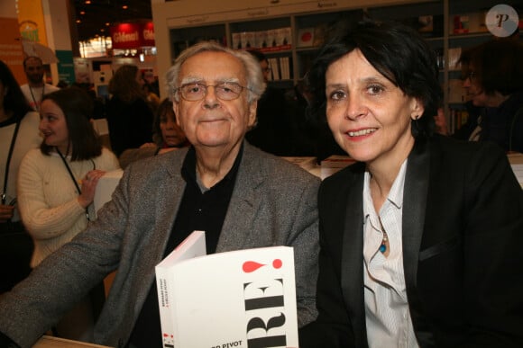 Une triste nouvelle annoncée à l'AFP par sa fille Cécile
Bernard Pivot et sa fille Cécile Pivot - Salon du livre à la porte de Versailles à Paris le 16 mars 2018.