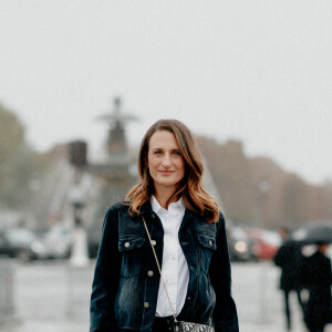 Street style, Camille Cottin arrivant au défilé Dior printemps-été 2021, qui s'est tenu au Jardin des Tuileries, Paris, France, le 29 septembre 2020. Photo par Marie-Paola Bertrand-Hillion/ABACAPRESS.COM