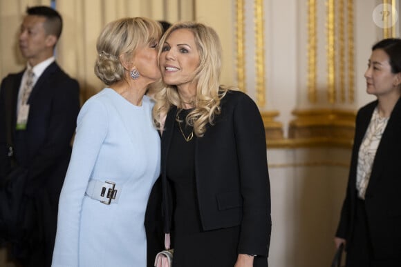 Brigitte Macron et Laurence Auzière lors du dîner d'Etat en l'honneur du président chinois Xi Jinping et de sa femme la première dame Peng Liyuan au palais présidentiel de l'Elysée à Paris, France, le 6 mai 2024.  © Eliot Blondet / Pool / Bestimage