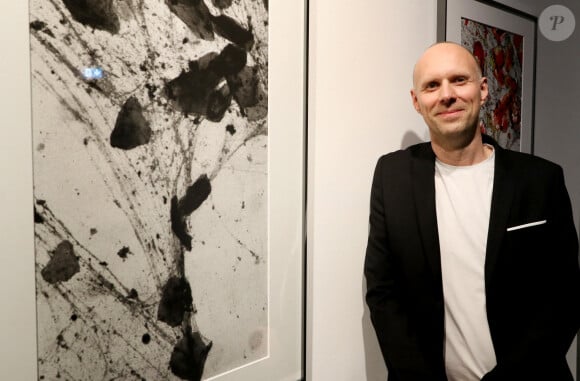 Exclusif - L'artiste Matthieu Gasser, compagnon de Laurence Auzière, la fille aînée de Brigitte Macron, expose quelques toiles de ces célèbres cellules colorées au MMA, Musée Mer Marine de Bordeaux, France, le 25 mars 2023. © Patrick Bernard/Bestimage 