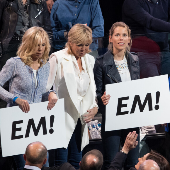 Brigitte Macron est la maman de trois enfants dont deux filles
Laurence Auzière Jourdan (cardiologue), Brigitte Trogneux (Macron), Tiphaine Auzière (avocate), Line Renaud, Françoise Noguès-Macron (mère E. Macron), le compagnon de T. Auzière, Antoine (gastro-entérologue), et Sébastien Auzière (chercheur en laboratoire pharmaceutique) - La famille, les amis et soutiens d'Emmanuel Macron dans les tribunes lors du grand meeting d'Emmanuel Macron, candidat d'En Marche! à l'élection présidentielle, à l'AccorHotels Arena à Paris, France © Cyril Moreau/Bestimage 